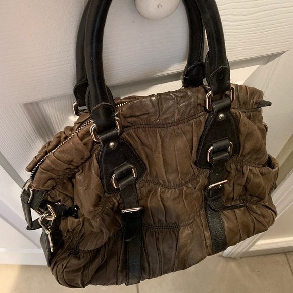 Crossbody distress PRADA bag, excellent condition, only big strap shows scratch - Picture 2 of 11